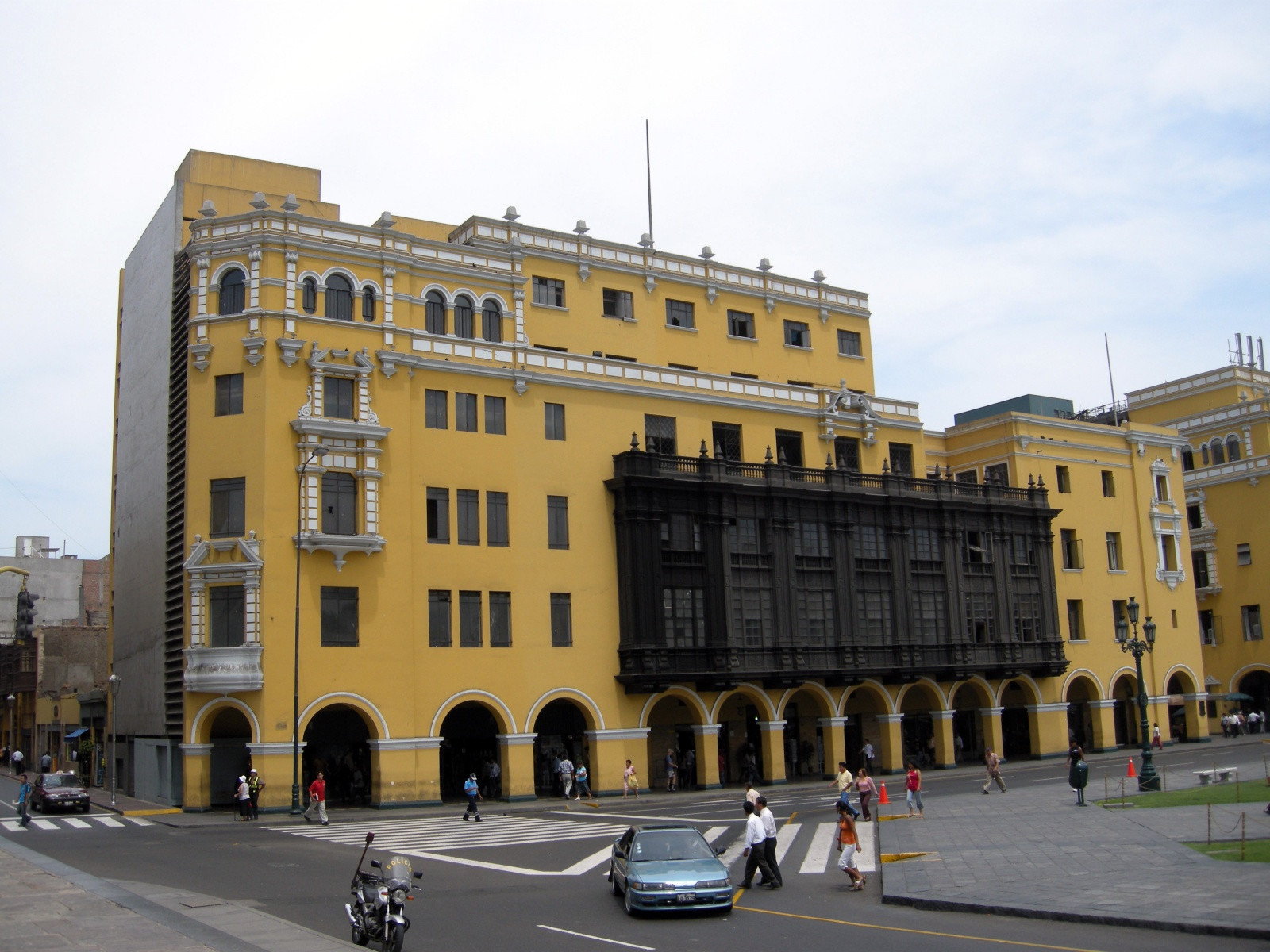 В центре Лимы у зданий очень красивые балконы – фотографии Перу