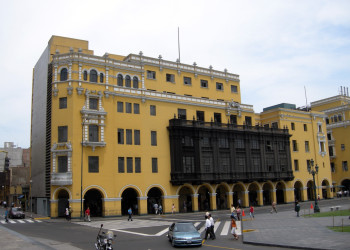 В центре Лимы у зданий очень красивые балконы – фотографии Перу