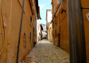Узкие улочки в Л’Аквиле – фотографии Италии