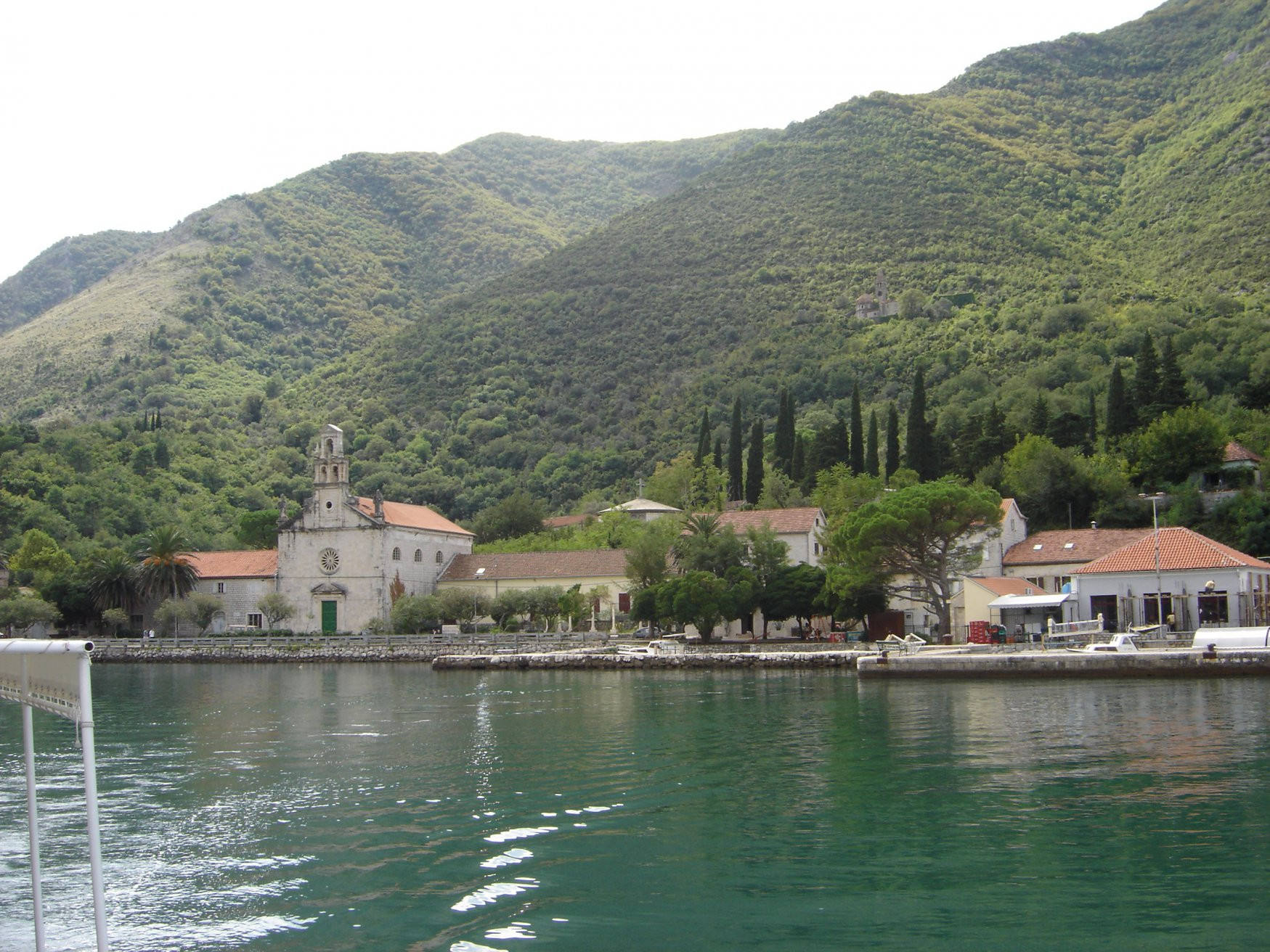 Набережная в Прчань, Черногория – фотографии Черногории