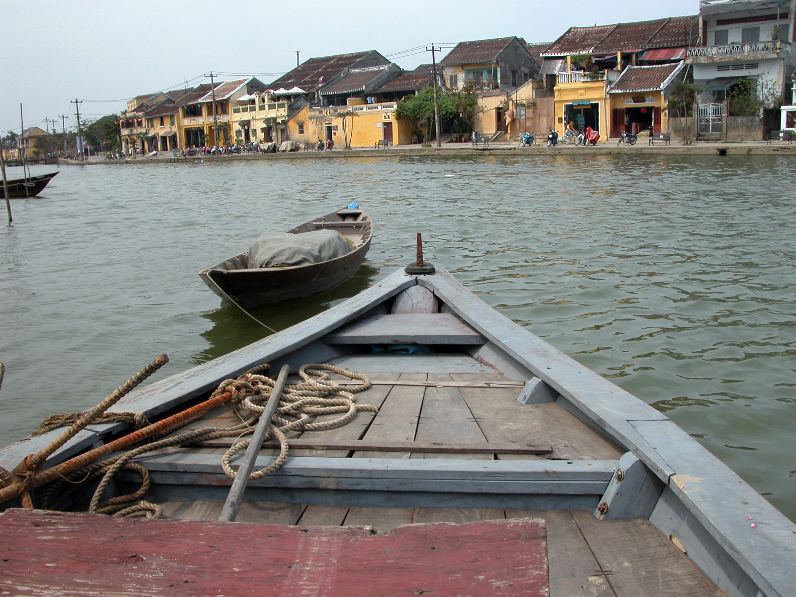 Лодки на якоре вблизи набережной Хойана (Hoi An), Вьетнам – фотографии Вьетнама