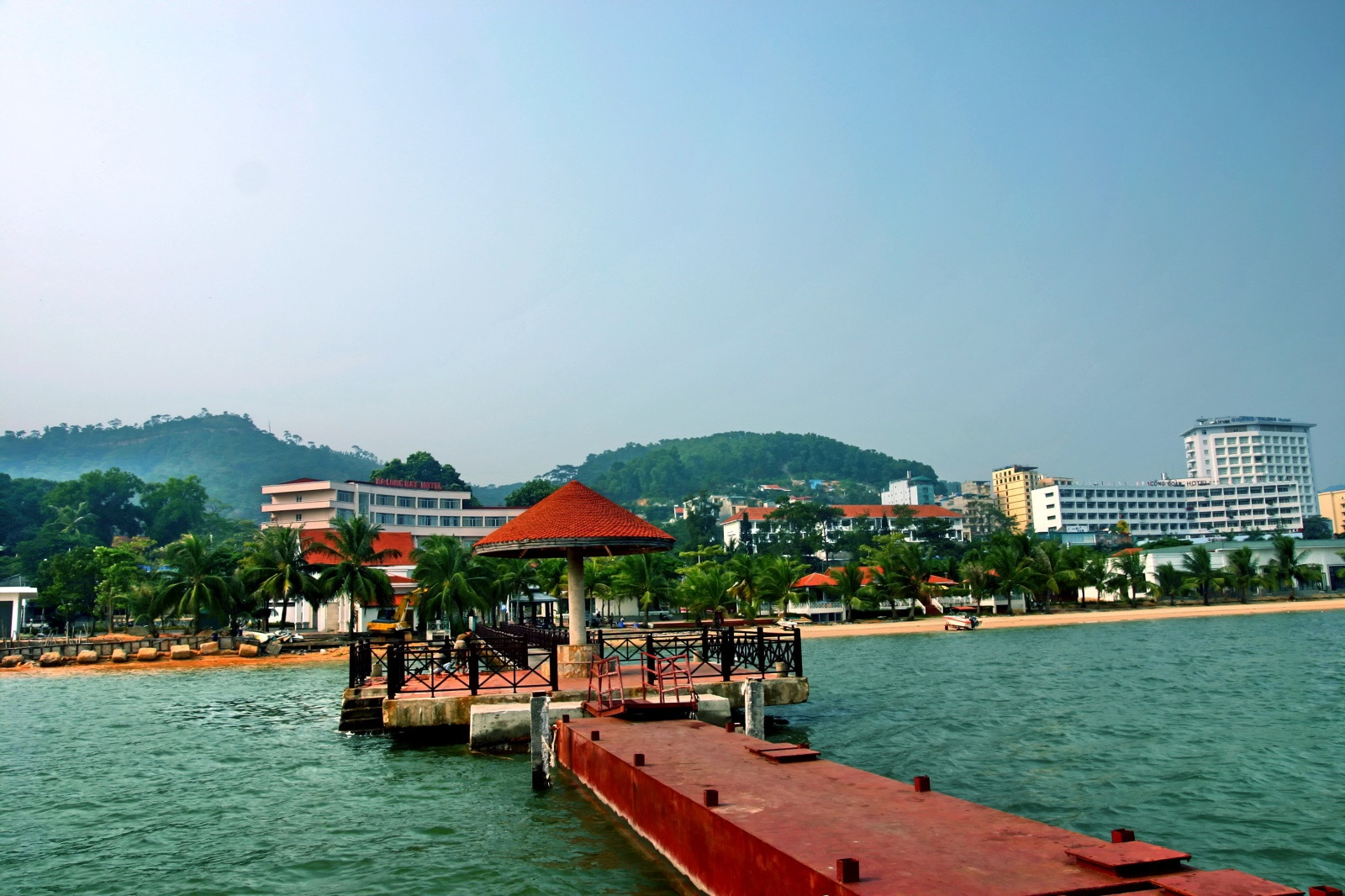 Город Халонг в одноимённом заливе – фотографии Вьетнама