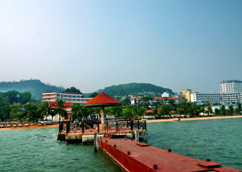 Город Халонг в одноимённом заливе – фотографии Вьетнама