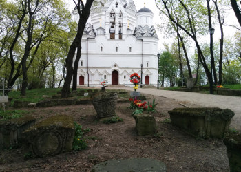Парк Коломенское в Москве, могилы у церкви. Фото 1 – фотографии России