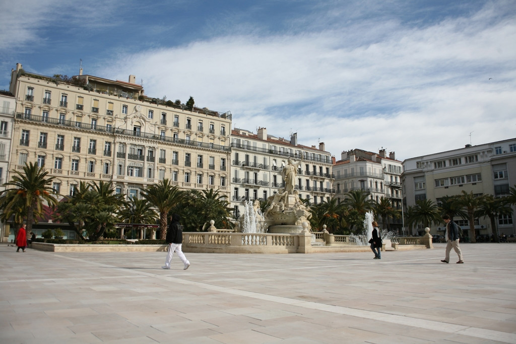 Фонтан на площади в Тулоне, Франция – фотографии Франции