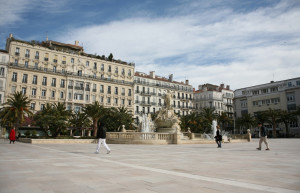 Фонтан на площади в Тулоне, Франция – фотографии Франции