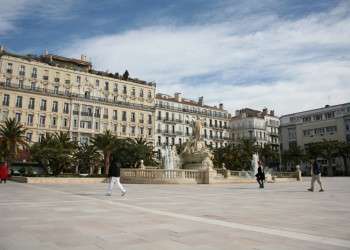 Фонтан на площади  в Тулоне, Франция – фотографии Франции