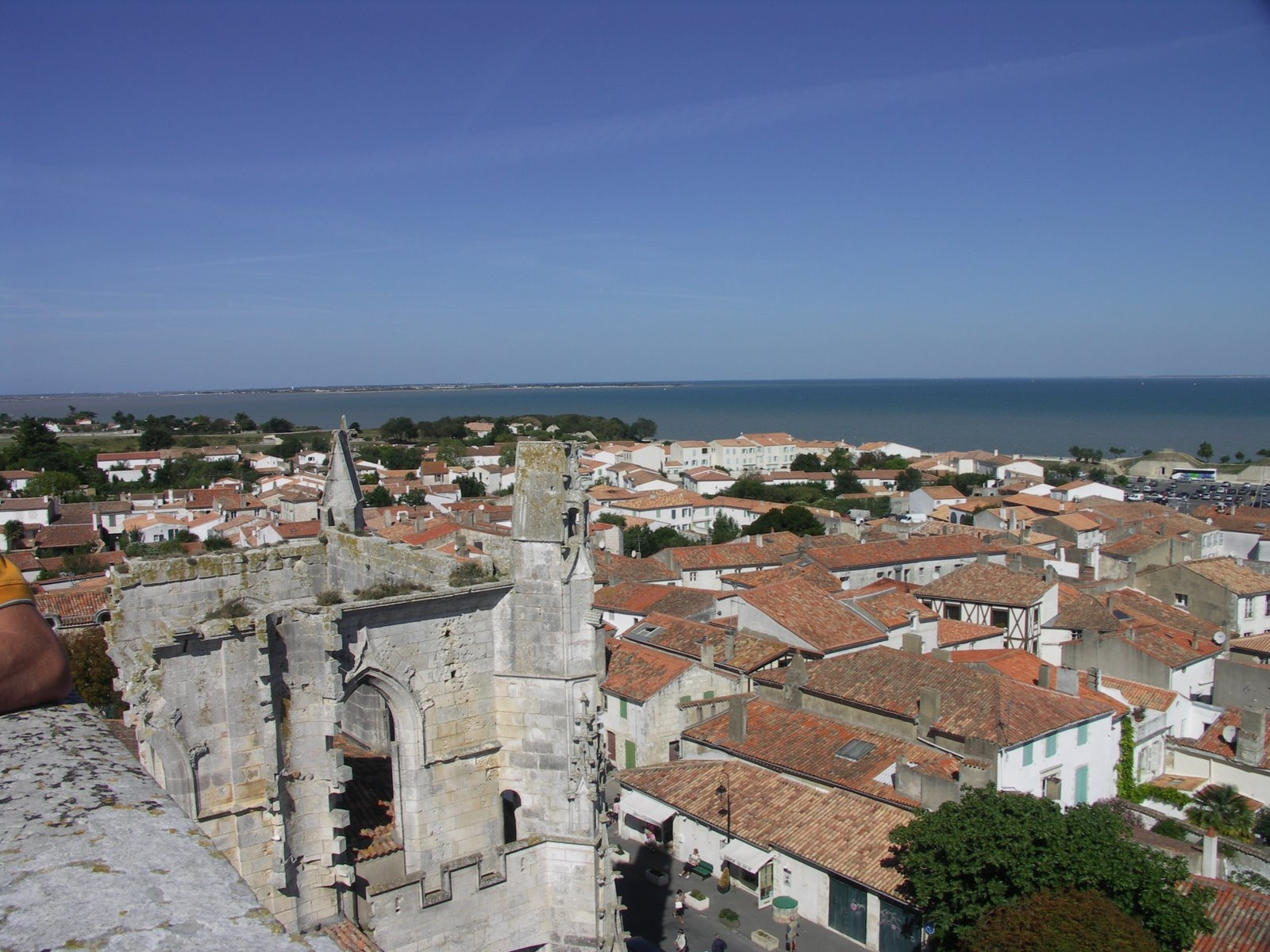 Крыши домов на острове Ре, Франция – фотографии Франции