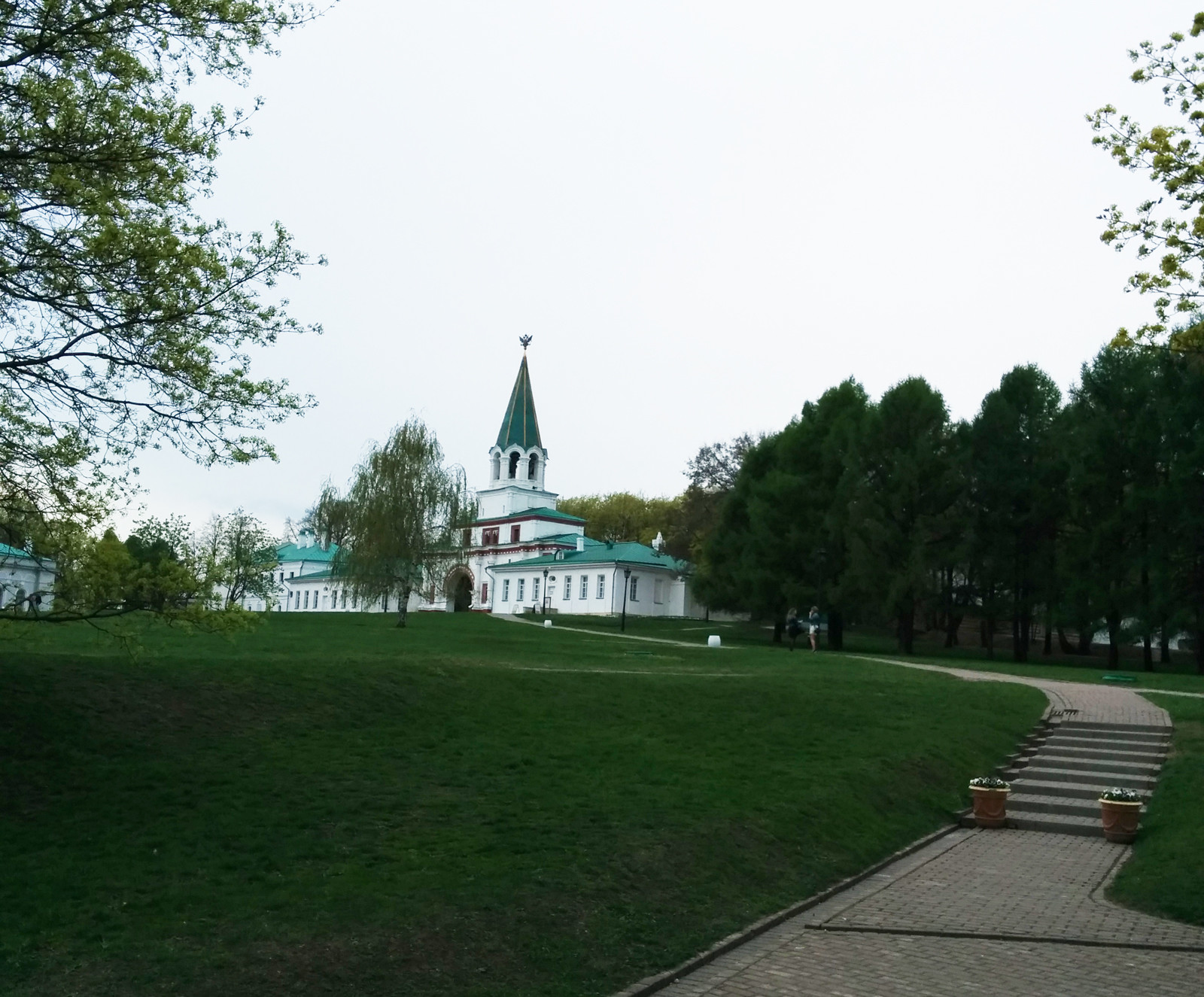 Парк Коломенское, вдали Церковь Казанской иконы Божией матери – фотографии России