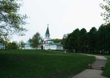 Парк Коломенское, вдали Церковь Казанской иконы Божией матери – фотографии России