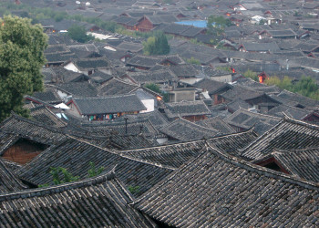 Черепичные крыши города Лицзян – фотографии Китая