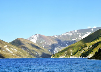 Красивое озеро Кезеной-Ам на Кавказе – фотографии России