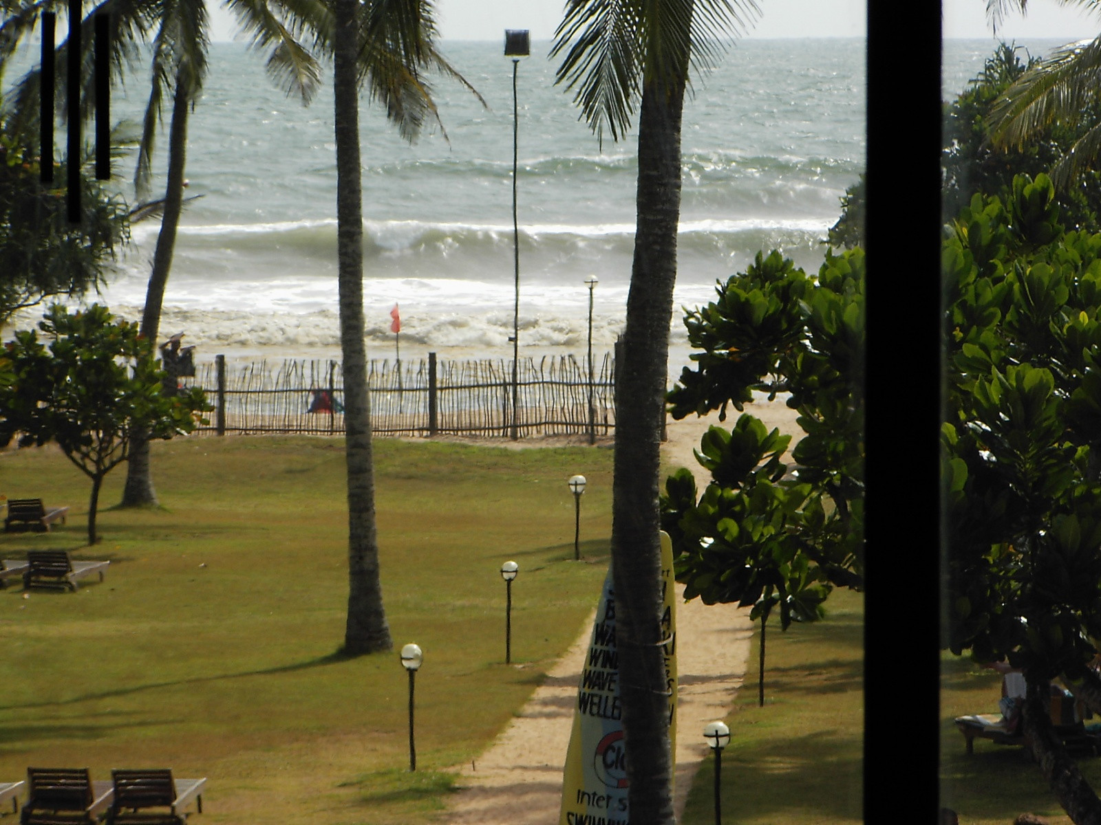 Не купальный сезон в Бентоте, опасные волны – фотографии Шри-Ланки