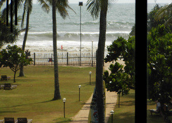 Не купальный сезон в Бентоте, опасные волны – фотографии Шри-Ланки