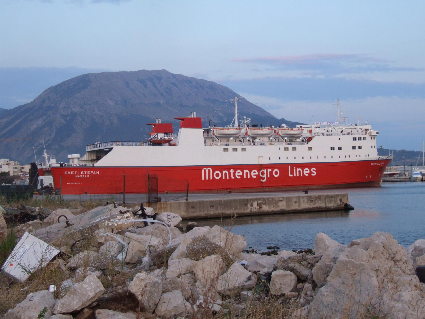 Корабль в Бар, Черногория – фотографии Черногории