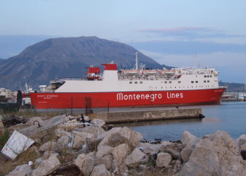 Корабль в Бар, Черногория – фотографии Черногории
