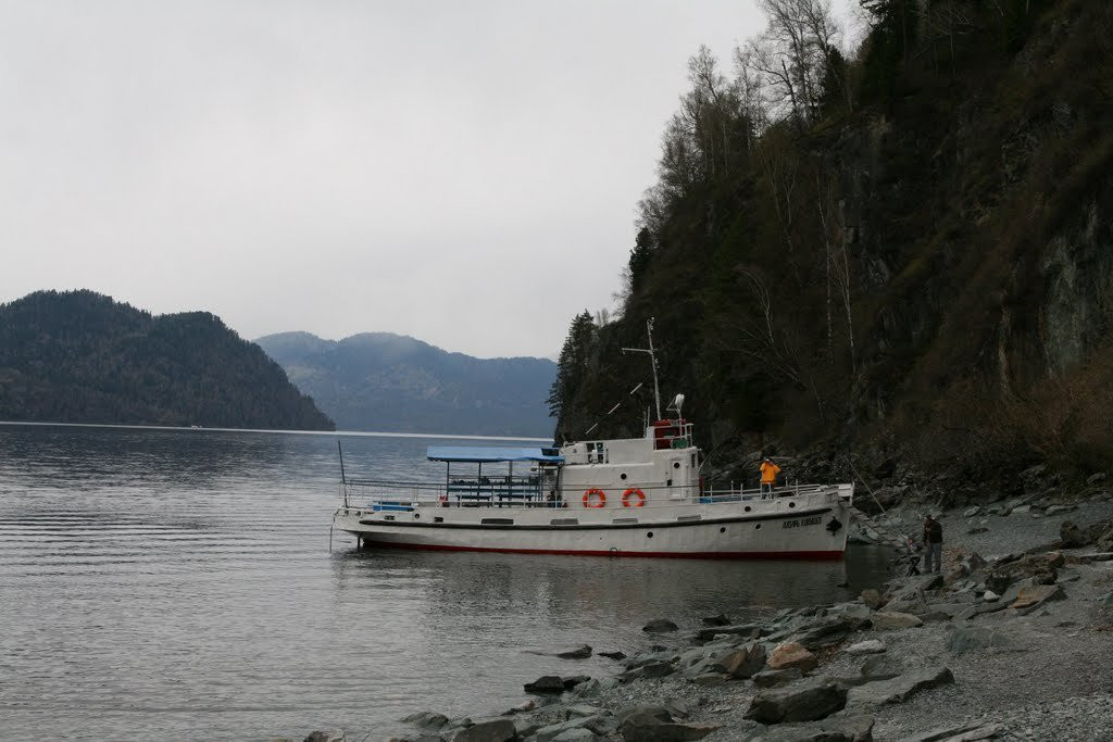 Катер у берега Телецкого озера, Россия. Фото 5 – фотографии России