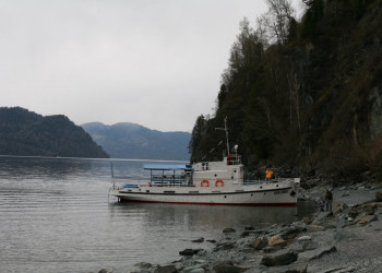 Катер у берега Телецкого озера, Россия. Фото 5 – фотографии России