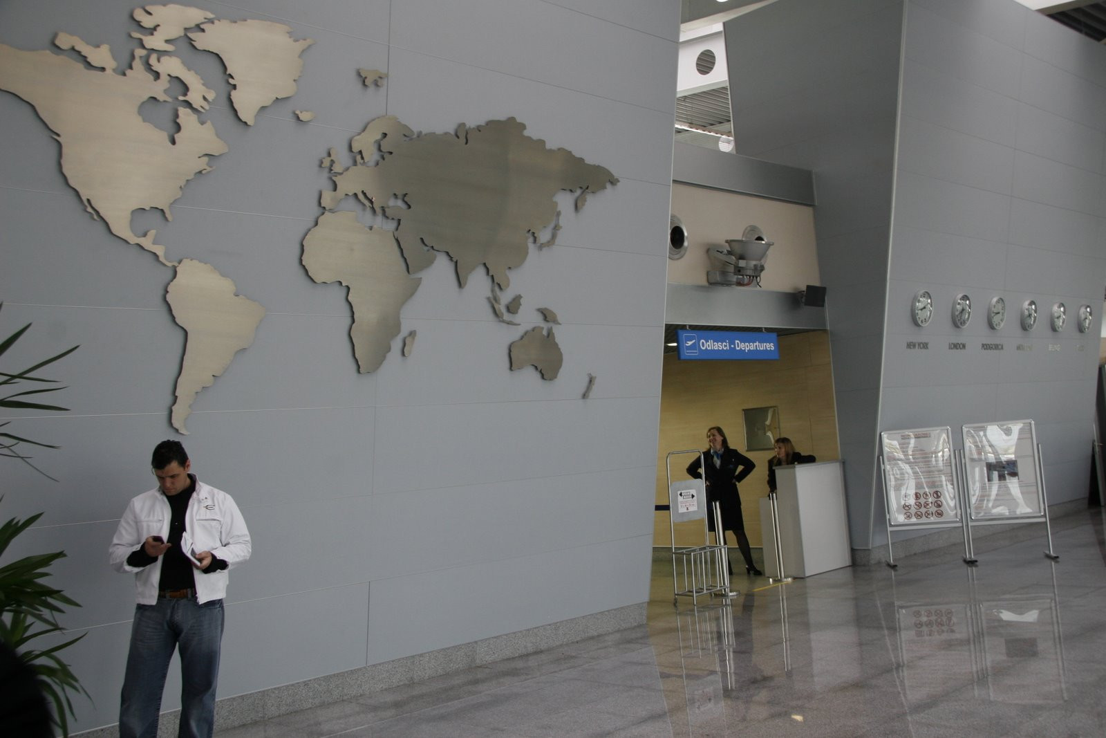 Здание аэропорта в Подгорица, Черногория. Фото 1 – фотографии Черногории