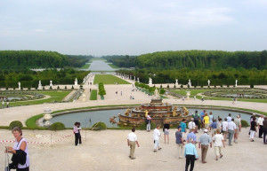 Туристы у фонтана в Версале, Франция. Фото 3 – фотографии Франции