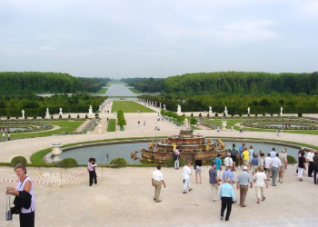 Туристы у фонтана в Версале, Франция. Фото 3 – фотографии Франции