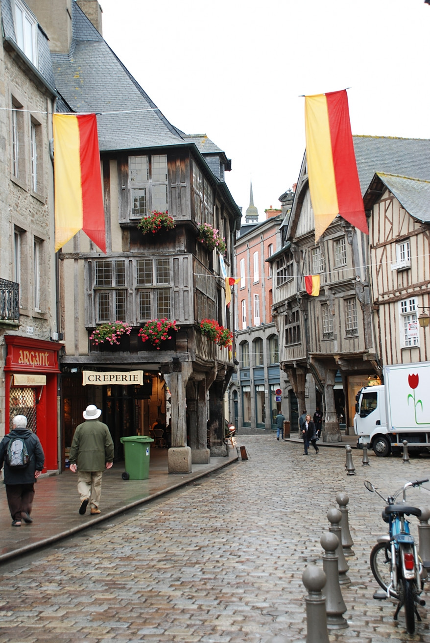 Улица в Динане, Франция. Фото 3 – фотографии Франции