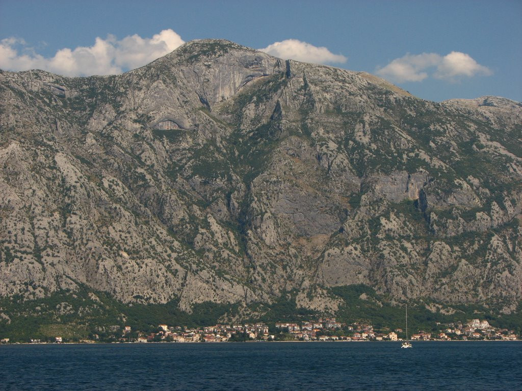 Горы в Которском заливе, Черногория – фотографии Черногории