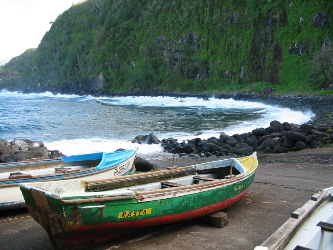 Лодки в районе Сен-Роз (Saint Rose) на острове Реюньон – фотографии Реюньона