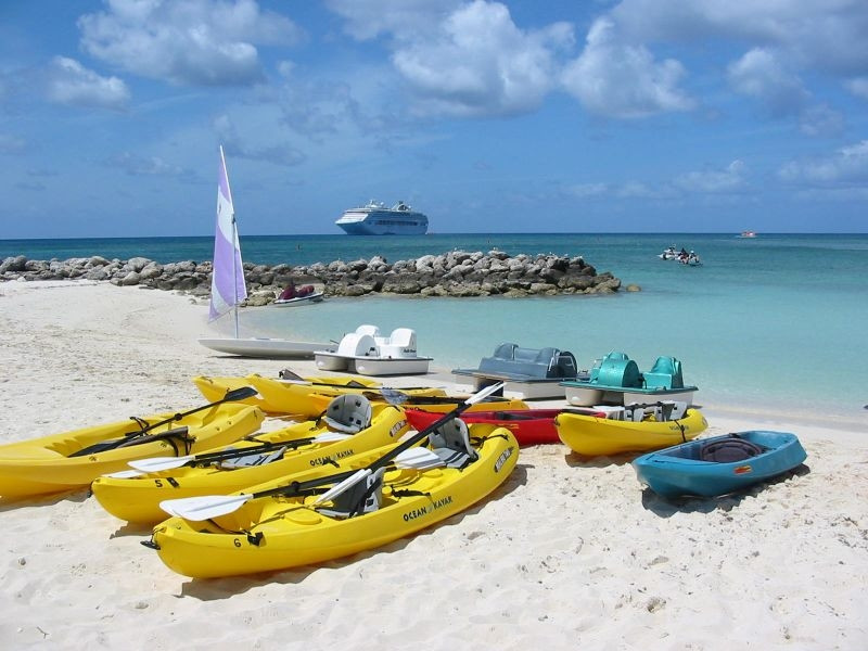 Лодки на пляже в Эльютера, Багамские острова – фотографии Багамских островов