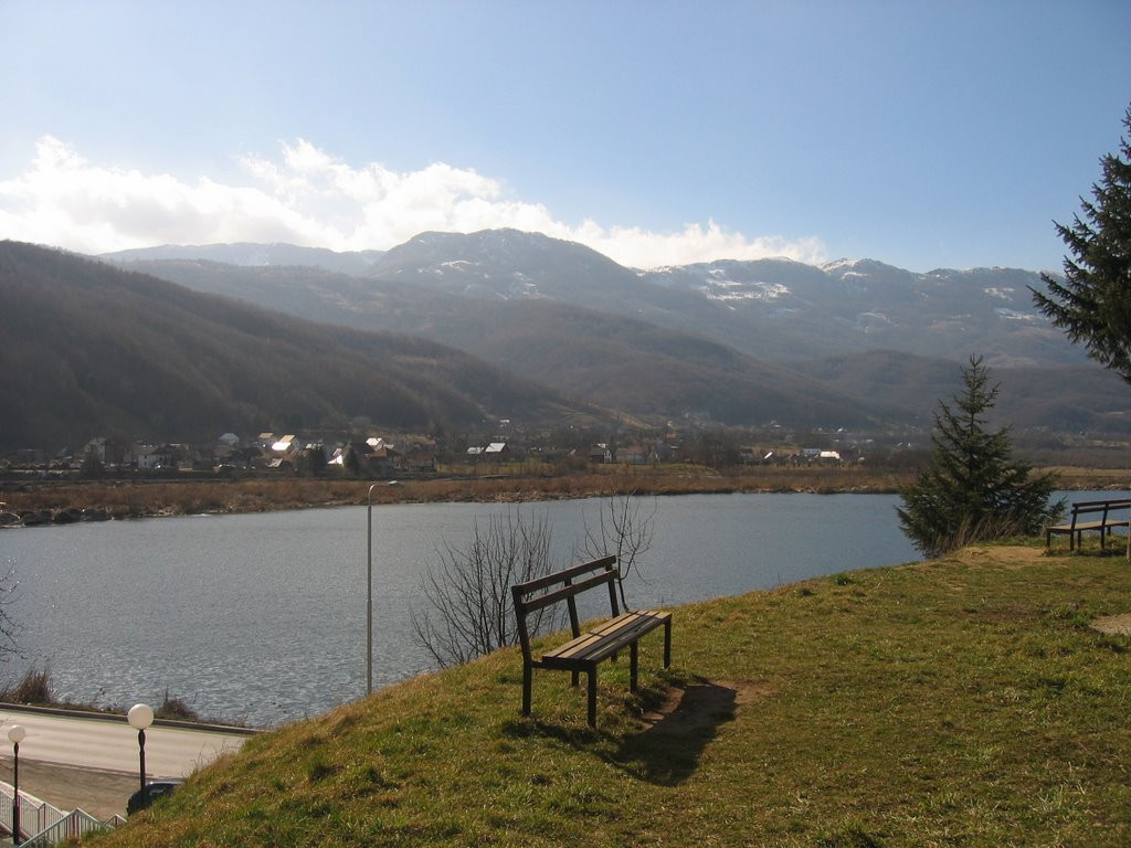 Набережная в Мойковац, Черногория – фотографии Черногории