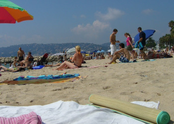 Люди на пляже в Жуан-ле-Пен, Франция. Фото 1 – фотографии Франции