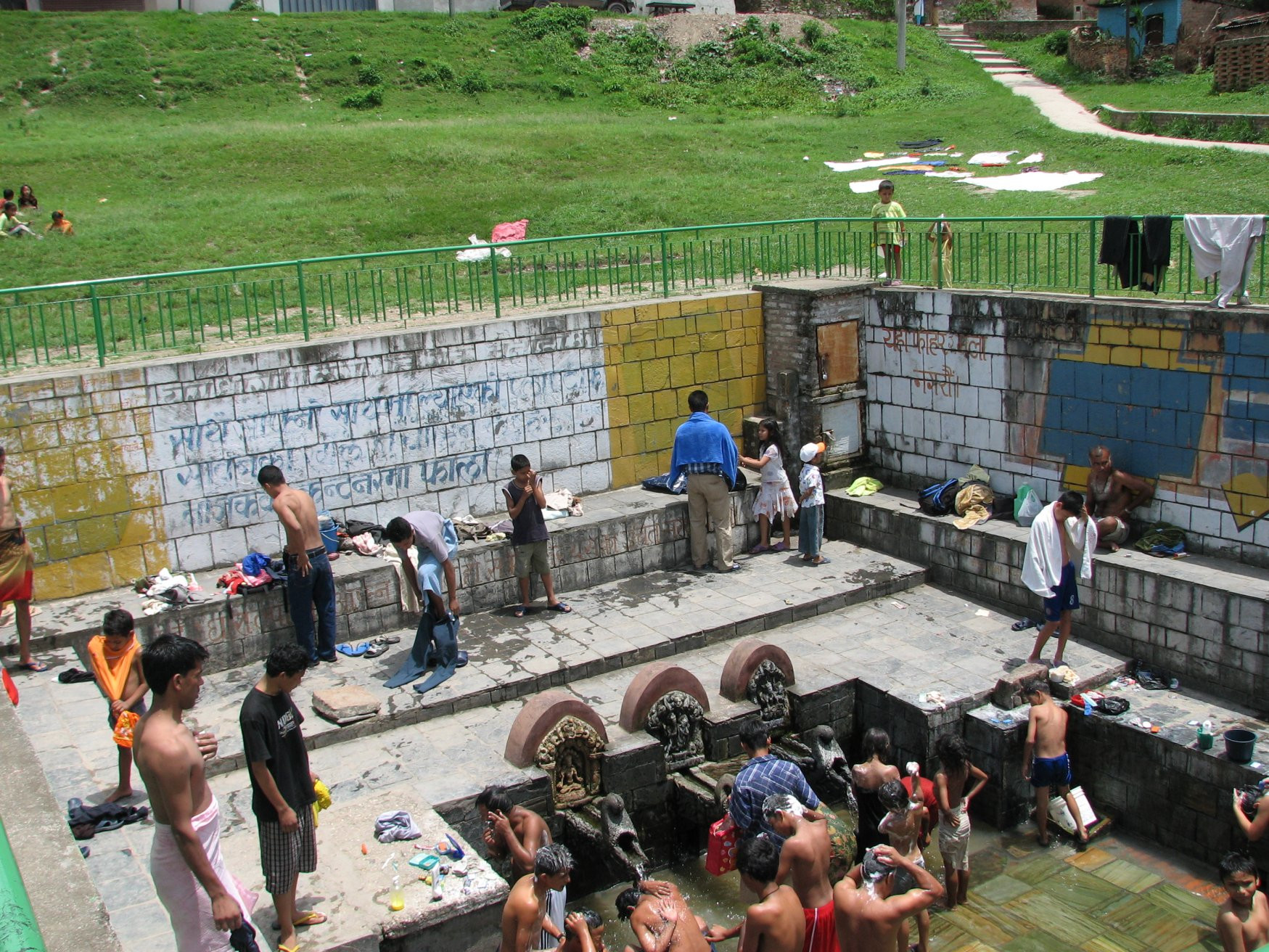 Общественные водопои, здесь пьют воду, моются – фотографии Непала