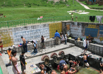 Общественные водопои, здесь пьют воду, моются  – фотографии Непала