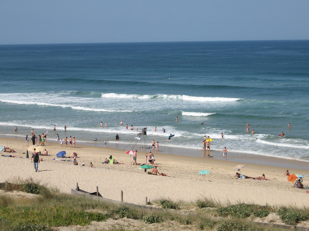 Люди на пляже в Бикарроссе, Франция. Фото 4 – фотографии Франции