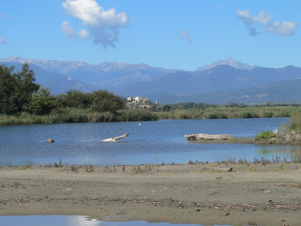 Озеро в Алериа, Франция – фотографии Франции