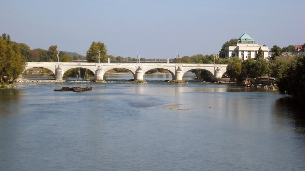 Река в Туре, Франция – фотографии Франции