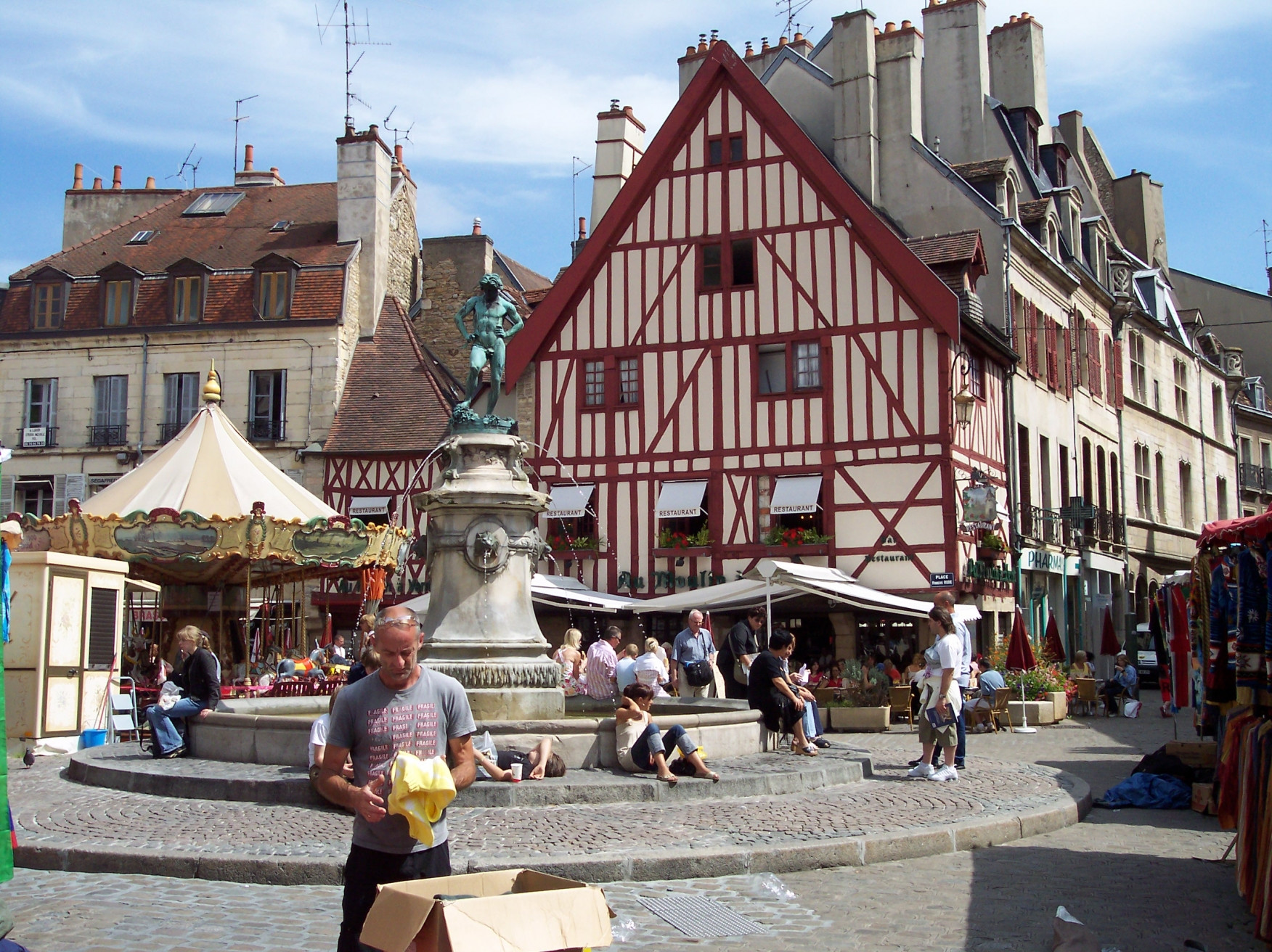 Фонтан в Дижоне, Франция – фотографии Франции