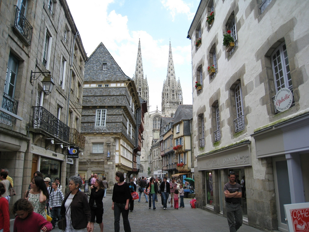 Люди в Кемпере, Франция – фотографии Франции