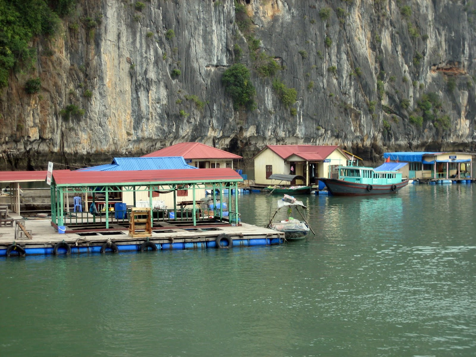 Деревня в заливе Халонг – фотографии Вьетнама