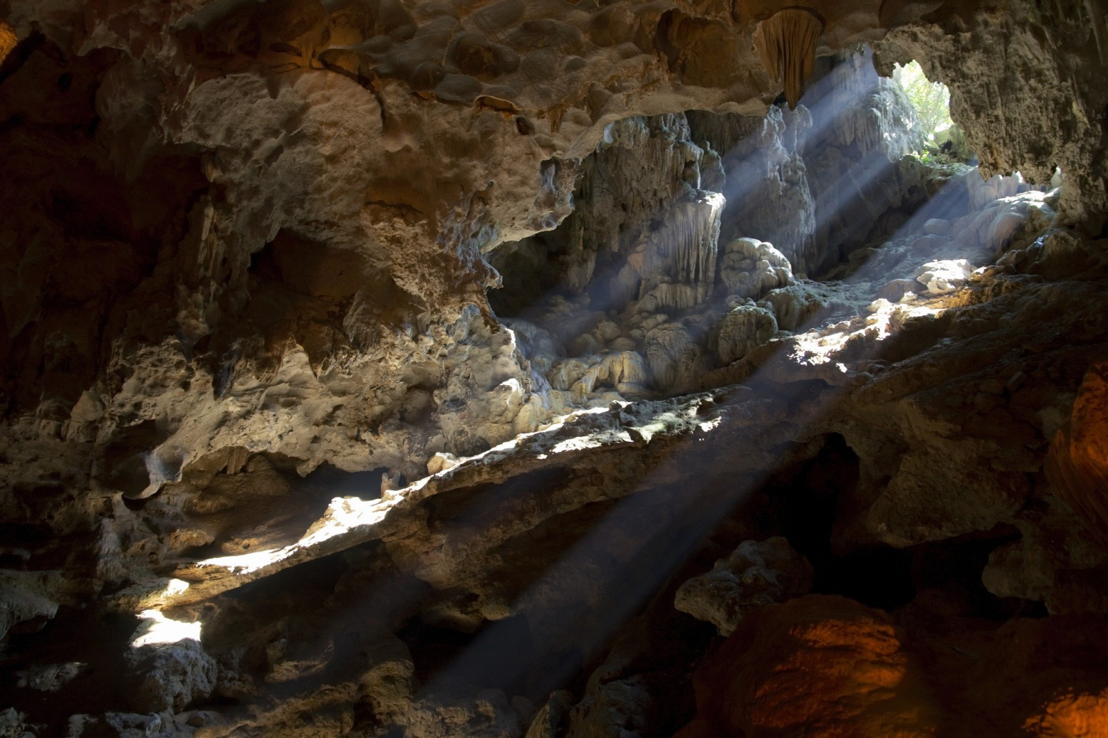 Пещера в бухте Халонг – фотографии Вьетнама