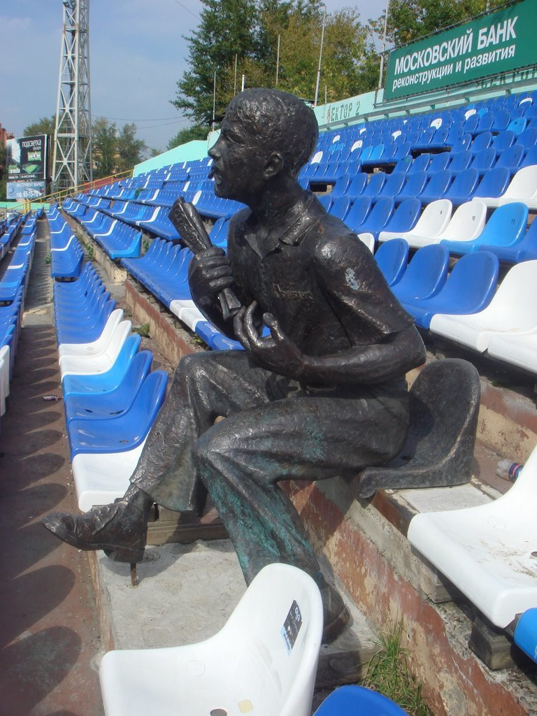 Памятник футбольному болельщику в Томске – фотографии России