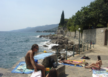 Девушки на набережной в Ловране, Хорватия – фотографии Хорватии