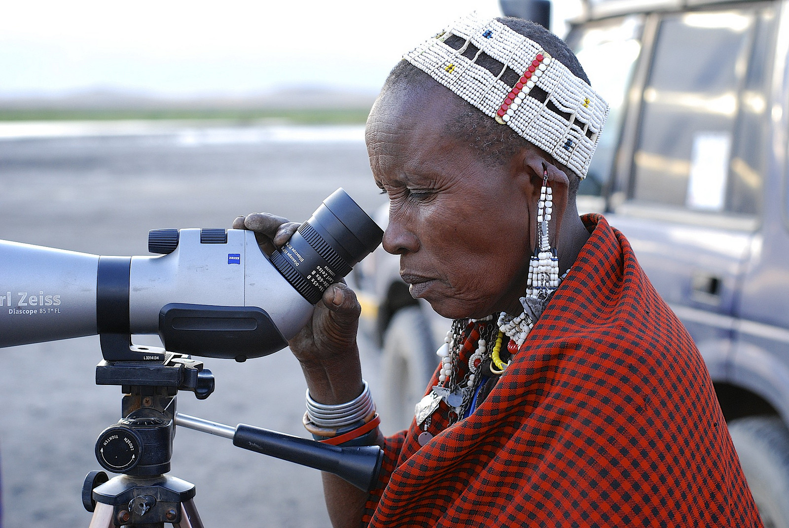 Местная "туристка" на озере Натрон – фотографии Танзании