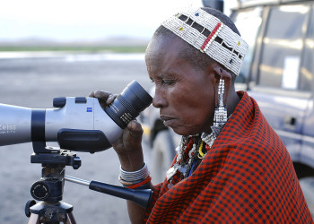 Местная "туристка" на озере Натрон – фотографии Танзании