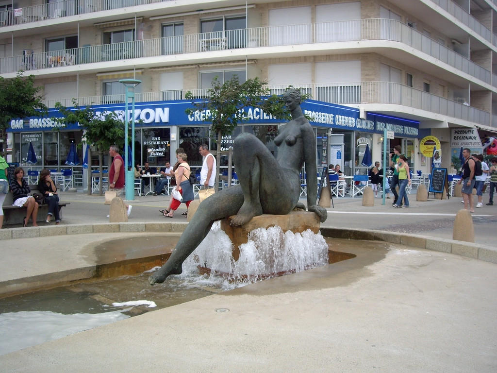 Фонтан в Сен-Жан-де-Мон, Франция – фотографии Франции