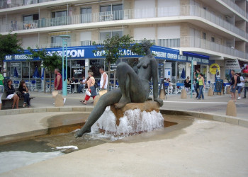 Фонтан в Сен-Жан-де-Мон, Франция – фотографии Франции