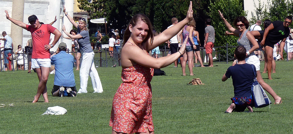 Туристы фоткаются у Пизанской Башни – фотографии Италии