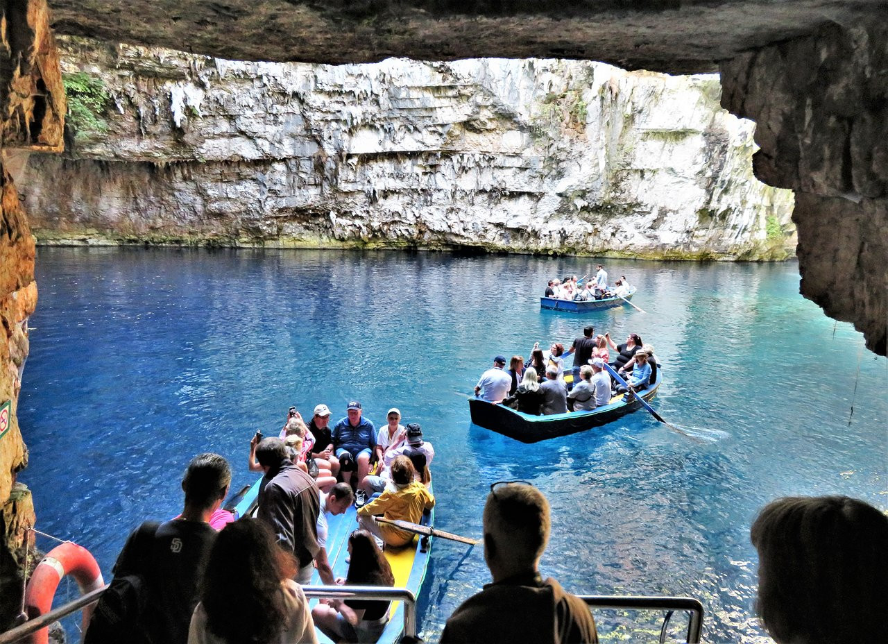 Туристы в пещере-озере Мелиссани в Греции – фотографии Греции