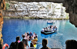 Туристы в пещере-озере Мелиссани в Греции – фотографии Греции