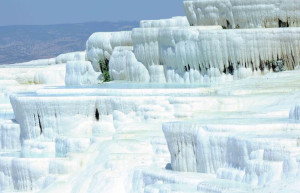 Белые склоны Памуккале как "хлопковый замок", Турция – фотографии Турции